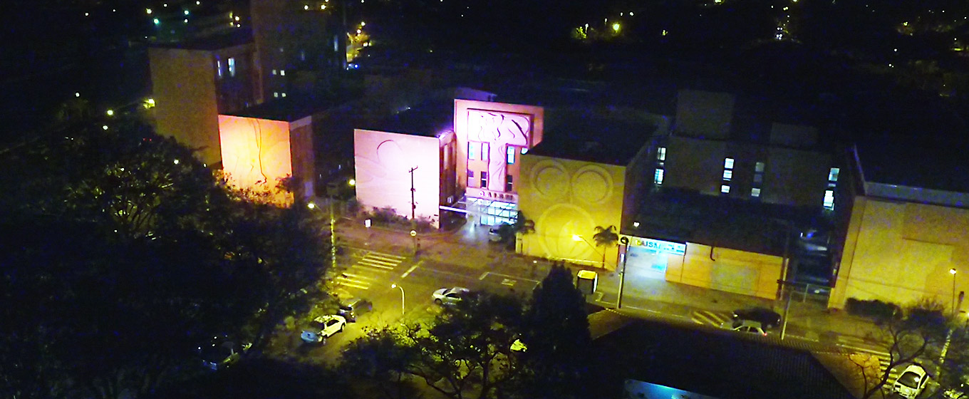 Fachada do Caism com iluminação que remete à campanha Outubro Rosa | Foto: Reprodução Fachada do Caism com iluminação que remete à campanha Outubro Rosa | Foto: Reprodução