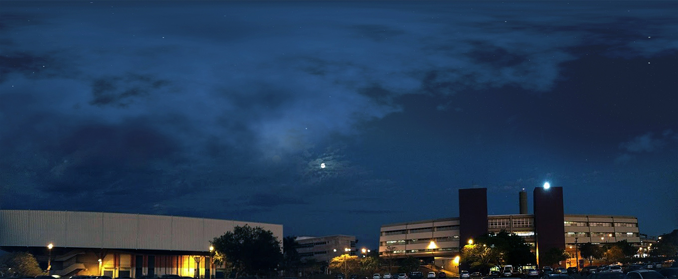 Vista Noturna do Ginásio e da Biblioteca Central (Antonio Scarpinetti) Vista panorâmica do Ginásio e da Biblioteca Central ao anoitecer (foto: Antonio Scarpinetti)