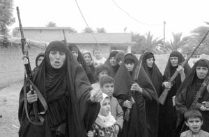 Mulheres iraquianas gritam frases contra os EUA em Yousifiya, ao sul de Bagdá: americanos são vistos como cristãos imperialistas que agridem muçulmanos