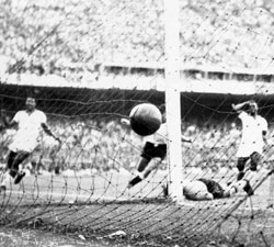Segundo gol do Uruguai na final da Copa de 1950, no Maracanã: pesquisa mostra que, quatro anos depois, carioca empolgava-se novamente