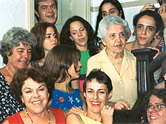 Maria Amélia com filhos e netos em cenas da cinebiografia