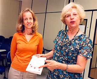A pesquisadora Mônica Sanches Yassuda (à esquerda) e a professora Anita Liberalesso Neri: velhice não é sinônimo de doença