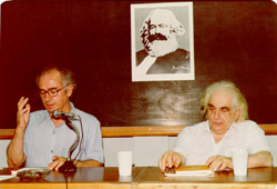 Ao lado de Mário Schemberg, Octavio Ianni fala durante a Semana Karl Marx, realizada em março de 1983 em São Paulo