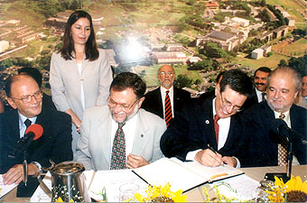 19 DE ABRIL DE 2002. Brito assina o livro de posse ao lado de seu antecessor, Hermano Tavares
