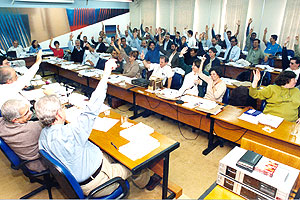 25 DE MAIO DE 2004. Por quase unanimidade, o Conselho Universitário aprova o programa de ação afirmativa e inclusão social.
