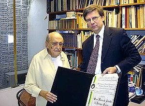 Brito Cruz faz a entrega do título de doutor honoris causa ao arquiteto Oscar Niemeyer 