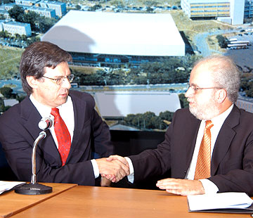 O novo reitor, Tadeu Jorge (à direita), é cumprimentado pelo antecessor Brito Cruz após a transmissão do cargo, no último dia 19, no Centro de Convenções da Unicamp (Foto: Antoninho Perri)