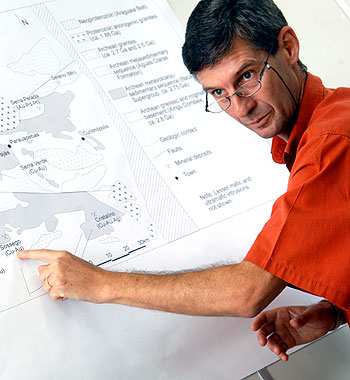 O professor Roberto Perez Xavier mostra o mapa da região (Foto: Antoninho Perri)