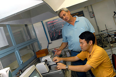 O professor Jarbas José Rodrigues Rohwedder (em pé), com Luiz Alexandre Sacorague, autor da tese: resultados na tela do computador (Foto: Antoninho Perri)