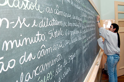 Professora de escola em Limeira: livro conta o cotidiano dos educadores (Fotos: Antoninho Perri/Antonio Scarpinetti)
