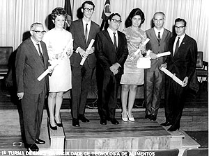 Primeira turma de formandos, em 1970: profissionais que trabalhavam na indústria
