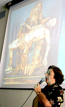 A professora Beatriz Coelho em palestra no IFCH: "Queria que Aleijadinho me explicasse alguns detalhes