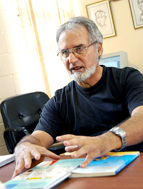 O professor Jorge Gallardo: livros que norteiam o ensino de educação física