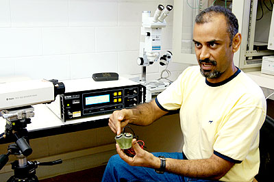 O pesquisador Khaled Mohamed Ahmida, da FEM: micro-scanner apresenta resultados equivalentes aos do sistema convencional (Foto: Antoninho Perri)