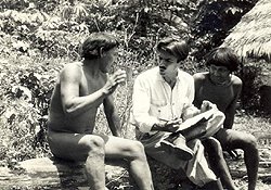 O antropólogo em trabalho de campo, com índios urubus: primeiras pesquisas etnológicas foram feitas no SPI (Fotos: Fundação Darcy Ribeiro)