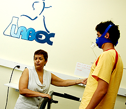 A professora Denise Vaz de Macedo monitora teste no Labex, laboratório do IB que desenvolve quatro vertentes de pesquisa ligadas diretamente ao ensino (Foto: Antoninho Perri)