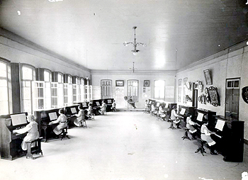 Sala de pianos mudos (sem som, apenas para noções de teclado) no Colégio Progresso, em imagem sem data: escola nasceu laica (Foto: Antoninho Perri)