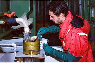 Flávio Dias Passos durante pesquisas em laboratório e de campo na Antártica e em sua sala no Instituto de Biologia: docente descobriu nova espécie de molusco (Fotos: Antoninho Perri/Divulgação)
