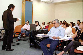 Fernando Sarti, professor do Instituto de Economia, ministra a primeira aula do curso de ouvidores (Foto: Divulgação) 