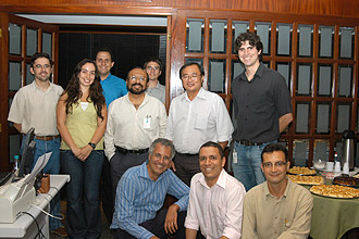 O professor Hugo Figueroa (em pé, ao centro), João Roberto Moreira Neto (agachado, à esq.) e os pesquisadores: projeto da antena  já teve desdobramentos (Foto: Antoninho Perri)