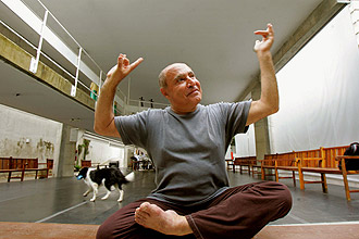 O coreógrafo Ivaldo Bertazzo, em São Paulo: técnicas híbridas, objetos triviais como ferramenta e reflexão sobre a sociedade brasileira (Foto: Agência Estado)