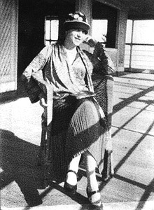 Tarsila do Amaral sentada numa varanda, provavelmente no Egito, em 1926– Fundo Oswald de Andrade - Centro de Documentação Cultural “Alexandre Eulalio” (CEDAE)