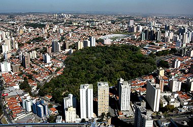 Vista aérea da região central de Campinas: morfologia urbana é reveladora das diferenças socioambientais. (Foto: Antonio Scarpinetti)
