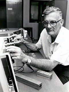 Attílio José Giarola em 1995, em laboratório da Feec.  (Foto: Antoninho Perri (Siarq))