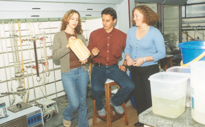 As engenheiras Christianne Elisabete da Costa Rodrigues e Cintia Bernardo Gonçalves, com o professor Antonio José de Almeida