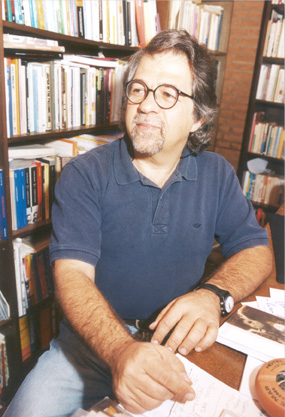 Ricardo Antunes é professor titular no Instituto de Filosofia e Ciências Humanas da Unicamp (IFCH). Foi visiting research fellow na Universidade de Sussex, Inglaterra. Doutorou-se em sociologia, pela Universidade de São Paulo e fez mestrado em ciência política na Unicamp. Publicou vários livros, entre eles, Adeus ao trabalho? e Os sentidos do trabalho.