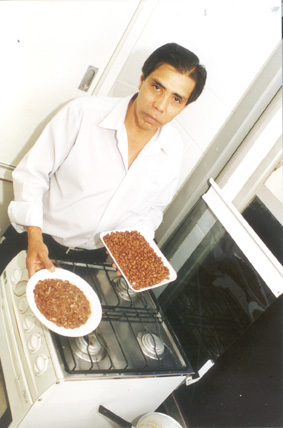 O presidente da Green, Franz Salces Ruiz, exibe o feijão integral instantâneo: produto 100% natural 