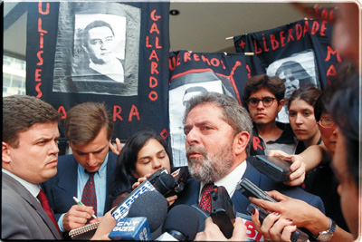 Luiz Inácio Lula da Silva concede entrevista após visitar seqüestradores do empresário Abílio Diniz, no Hospital das Clínicas de São Paulo, em 15 de dezembro de 1998: do assédio da imprensa ao endosso de proposta polêmica (Foto: Leonardo Colosso / Folha Imagem)