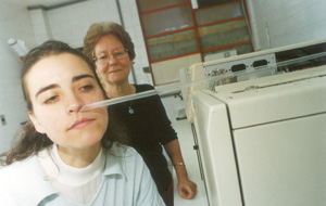 Natália Soares Janzantti (em primeiro plano), com a professora Maria Regina Franco: estudo independente (Foto: Antoninho Perri)