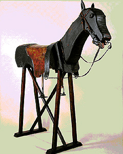 Relíquias de Segóvia: cavalo de madeira em tamanho natural e bicicleta ergométrica de 1890