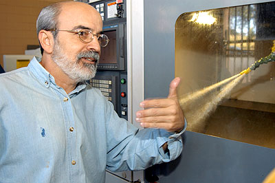 O professor Anselmo Eduardo Diniz, do Departamento de Engenharia de Fabricação da FEM: trabalhando a peça bruta (Foto: Antoninho Perri)