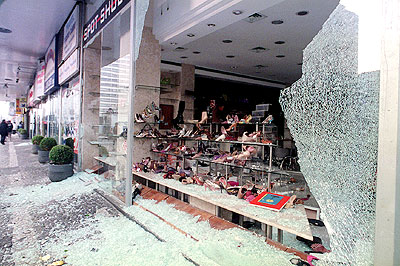 Fachada de loja na avenida Paulista, destruída por torcedores do São Paulo após a decisão da Taça Libertadores, em julho último: medidas antiviolência não são implementadas (Foto:Matuiti Mayezo/Folha Imagem) 