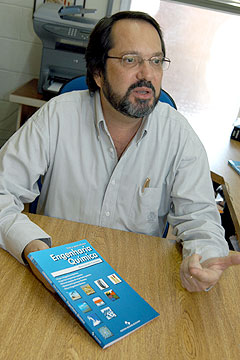 O professor Marco Aurlio Cremasco, autor do livro Vale a Pena Estudar Engenharia Qumica: privilegiando o contedo informativo - FOTO: Antoninho Perri