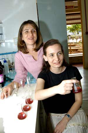 A professora Adriana Rossi e Daniella de Campos: propriedades antioxidantes no jambolão (Foto: Antoninho Perri)