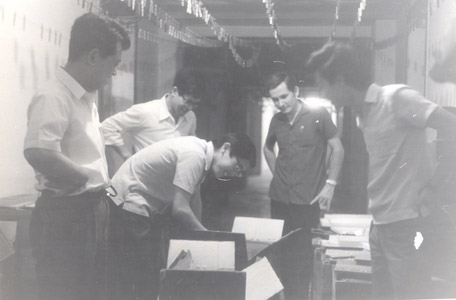 Pesquisadores ainda no porão do Colégio Bento Quirino, com Armando Turtelli ao centro: tempos de improvisação (Fotos: Antoninho Perri/Acervo do Arquivo Central da Unicamp (Siarq)/Acervo de Edson Shibuya)