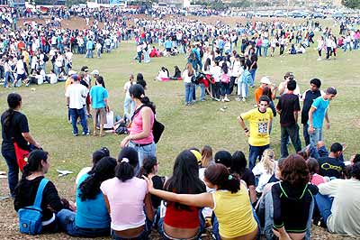 Jovens tomam os gramados do campus de Campinas na UPA 2005: 48 mil alunos de 745 escolas, procedentes de 11 estados (Fotos: Antoninho Perri/Antonio Scarpinetti)