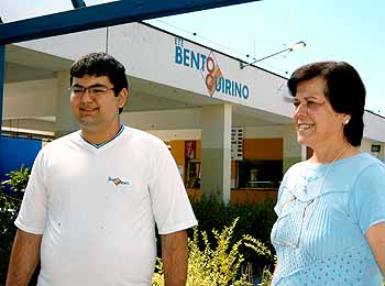O estudante Cláudio Luiz Meneghin Jr. e a diretora Ivete Pedroso, do Bento Quirino: o colégio de Campinas visita a UPA há cinco anos 