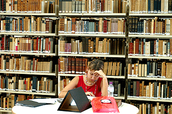 Aluna na Coleção de Obras Raras da Biblioteca Central "Cesar Lattes": SBU conta com 700 mil livros (Foto:Antônio Scarpinetti)