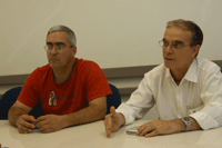 O engenheiro Eduardo Davi e o professor Luiz Antonio Rossi: lâmpada fluorescente compacta reduz consumo de energia em 75%  (Foto: Antoninho Perri)