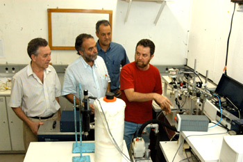 Os professores Claudio Airoldi, Pedro Luiz Onofrio Volpe, Watson Loh, José de Alencar Simoni e o calorímetro: equipamento sensível para inúmeras áreas do conhecimento (Foto: Antoninho Perri)