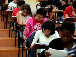 Abaixo, as professoras Elza da Costa Cruz Vasconcellos e Sandra Negraes Brisolla: as mulheres têm pontuação menor do que os homens no vestibular, mas média superior durante o curso (Fotos: Antoninho Perri)