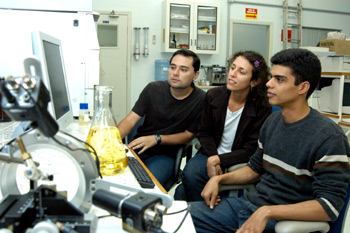 Os pesquisadores Sérgio Saraiva, Camila Martins Garcia e Rodrigo Ramos Catharino, no Laboratório Thomson: assegurando um biocombustível de alta qualidade (Foto: Antoninho Perri)  