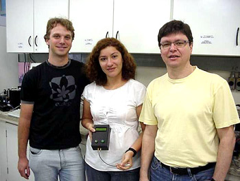 Pedro Emiliano Paro Filho, Karime Bentes e o professor Ivo Milton Raimundo Jr.: tecnologia para ser usada em bebidas diversas  (Foto:Divulgação)  