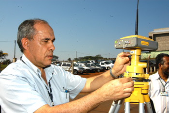 O professor Jorge Luiz Alves Trabanco com equipamento utilizado nas pesquisas: projeto-piloto  (Fotos: Antoninho Perri)