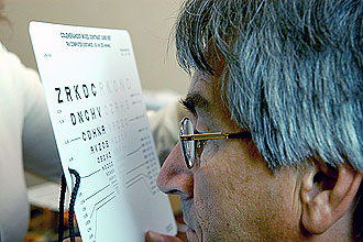 Paciente com baixa visão é atendido no ambulatório do Hospital das Clínicas: dificuldade de ler é queixa recorrente (Foto: Antoninho Perri)