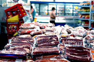 Carne seca exposta em supermercado
